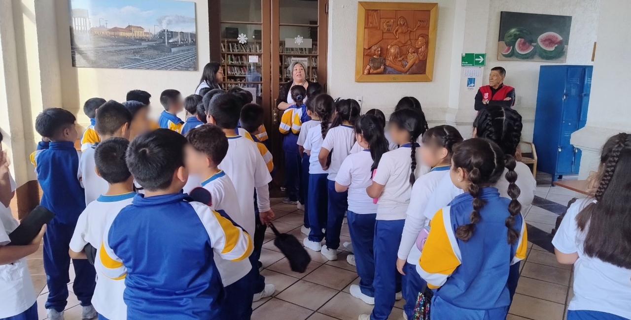Estudiantes visitan la Biblioteca Pública y participan en una actividad por el Día de la Mujer